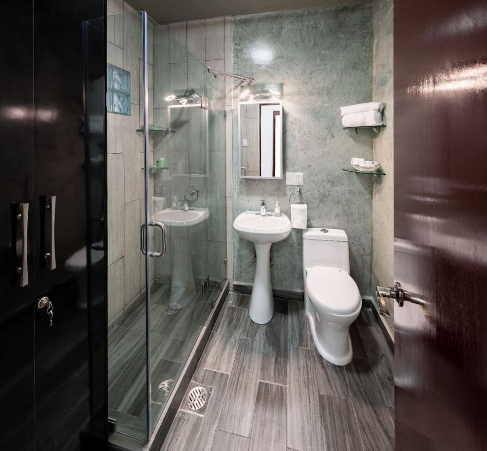 Porterfield Suites Luxury Suite 5