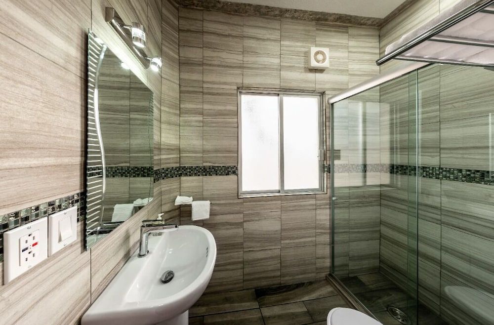 Porterfield Suites Deluxe Suite 8