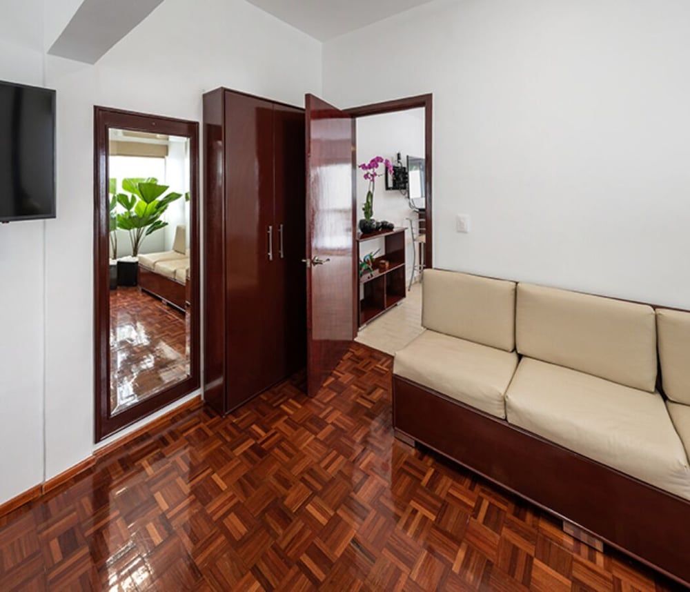 Porterfield Suites Deluxe Suite 6