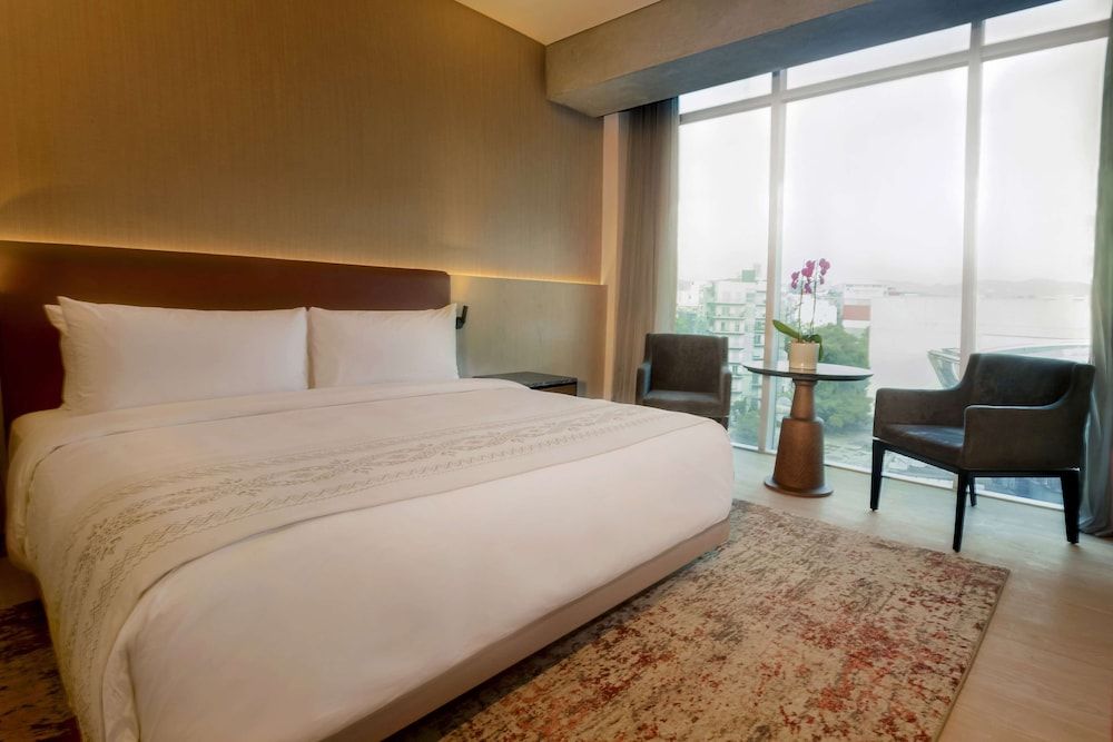 Standard Room, 1 King Bed, City View