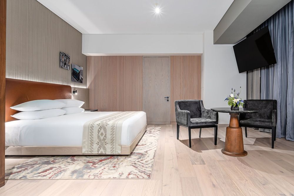 Standard Room, 1 King Bed, Accessible (Shower)