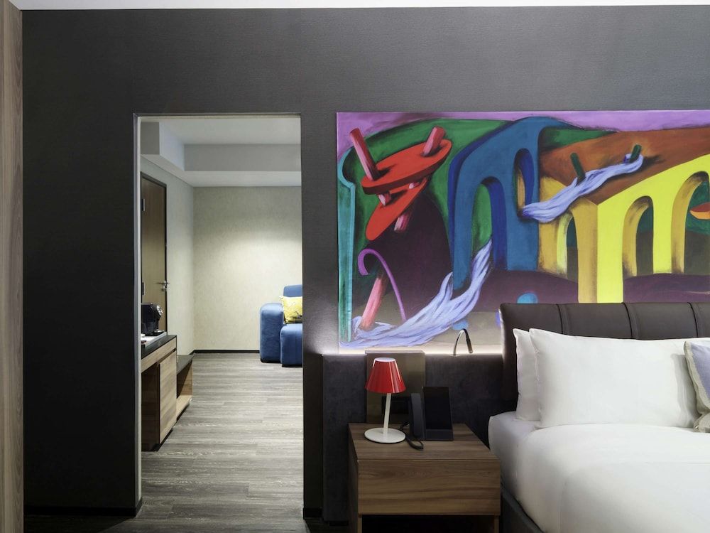 Suite, 1 King Bed, Corner (Corner)