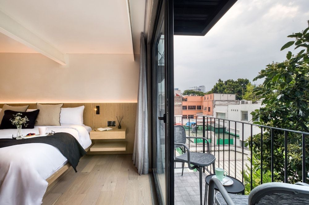 ULIV Edgar Allan Poe Standard Apartment with Balcony 4