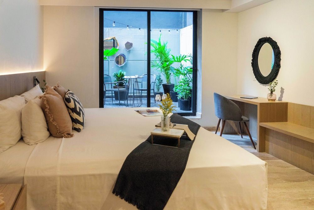 ULIV Edgar Allan Poe Premier Apartment 2