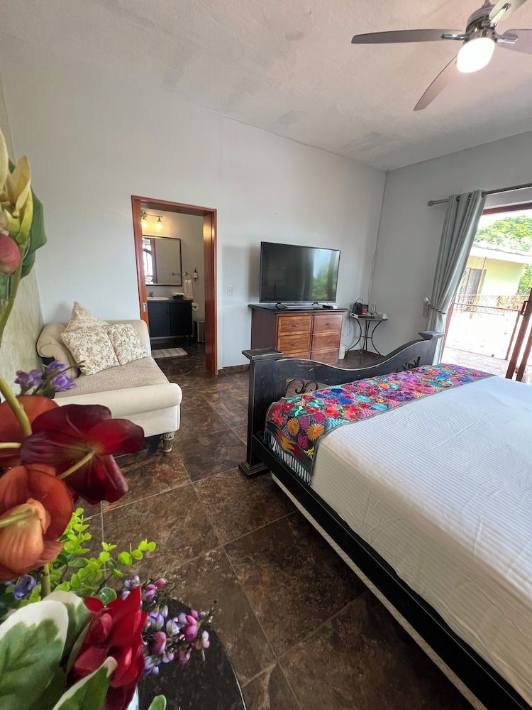 Deluxe Suite, 1 King Bed, Jetted Tub
