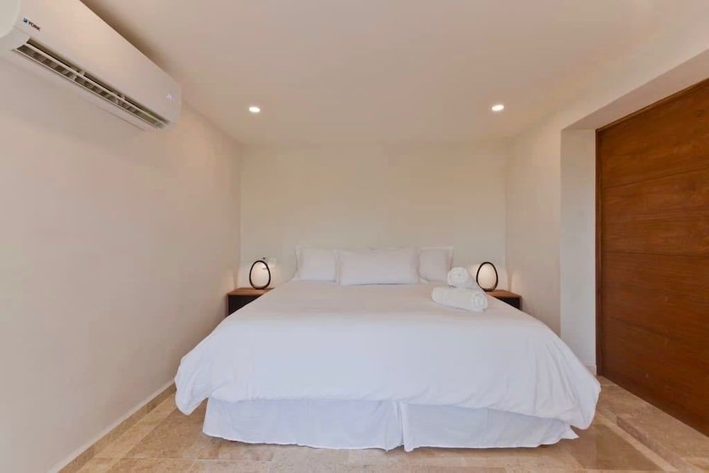 undefined Ocean Plaza 13 by Praia 10