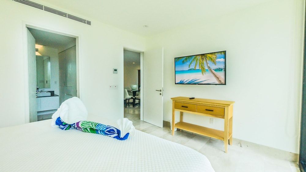 Oceana Residences Deluxe Condo, Non Smoking 6