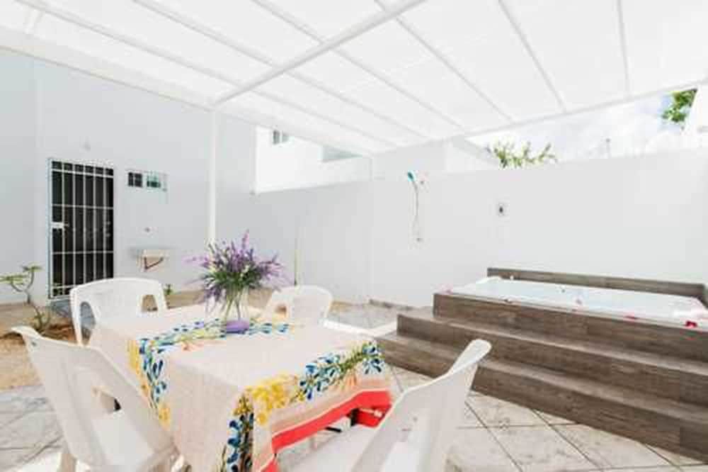 Dream House with Hot Tub Family House, 2 Bedrooms, Non Smoking, Hot Tub 15