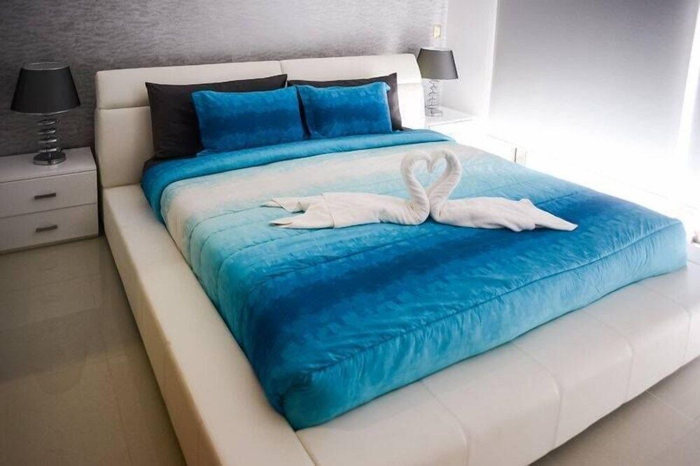 undefined Quintamar 302