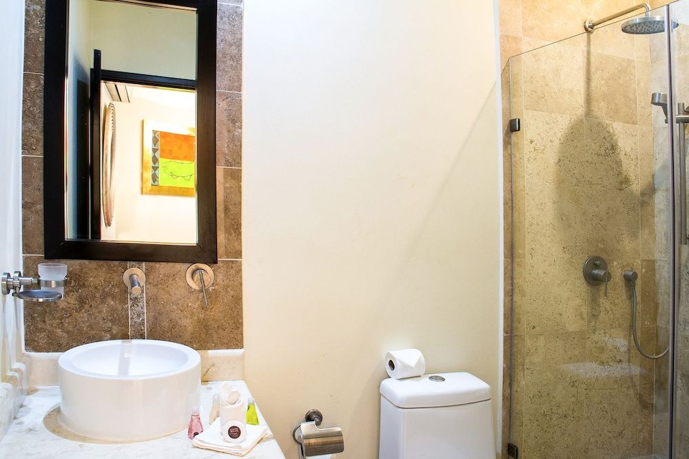 El Faro 303 Surf Deluxe Room 16