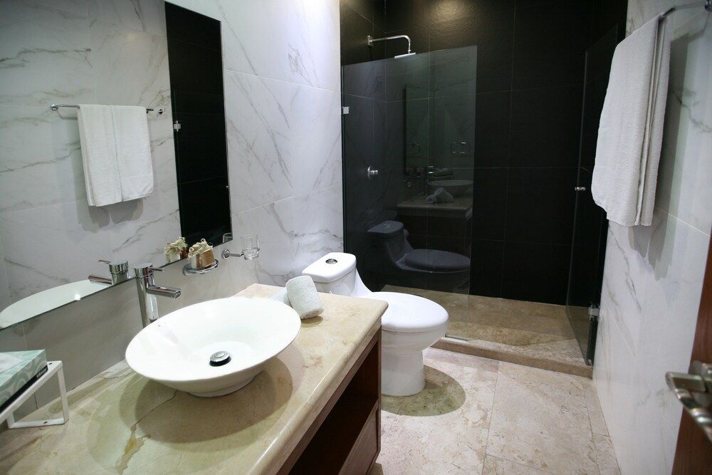 MOB 205 by Riviera Rentals Comfort Apartment, 1 Queen Bed 4