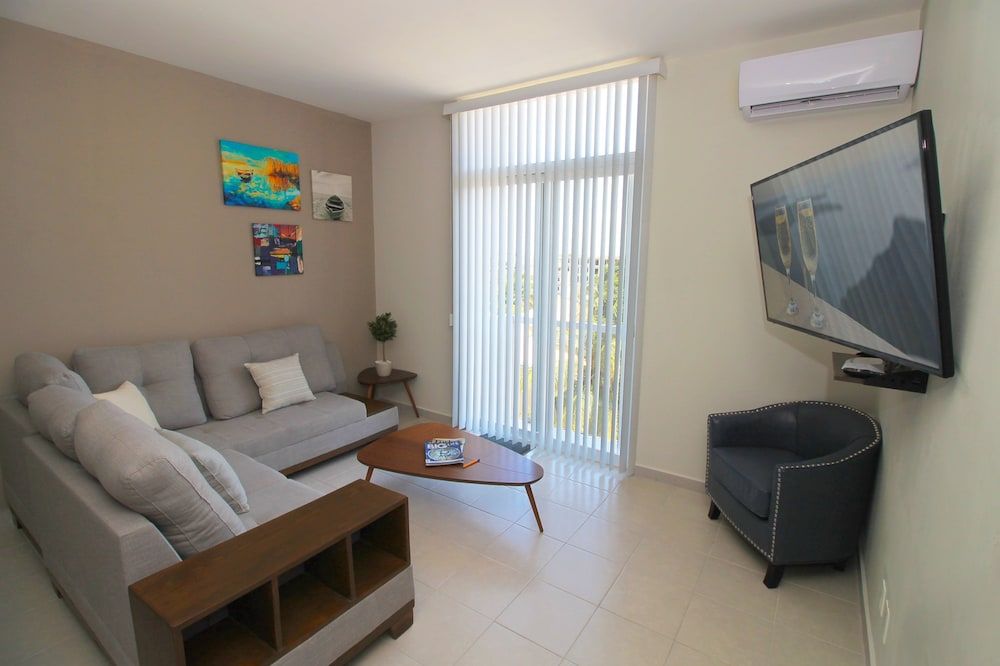 Riviera Towers 2BR & Pool Deluxe Apartment, 2 Bedrooms, City View 14