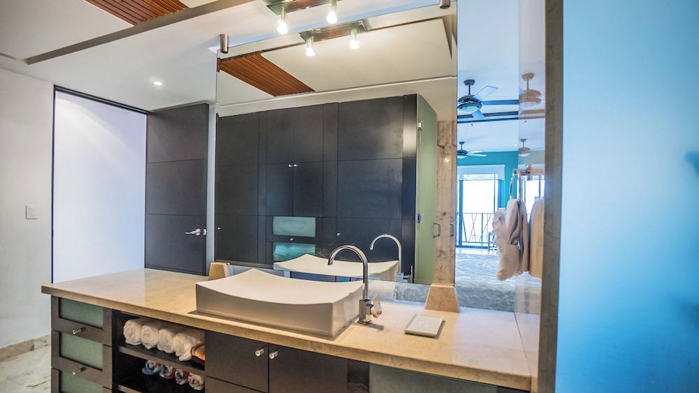 Las Brisas Condominios Deluxe Apartment, 1 Bedroom 9