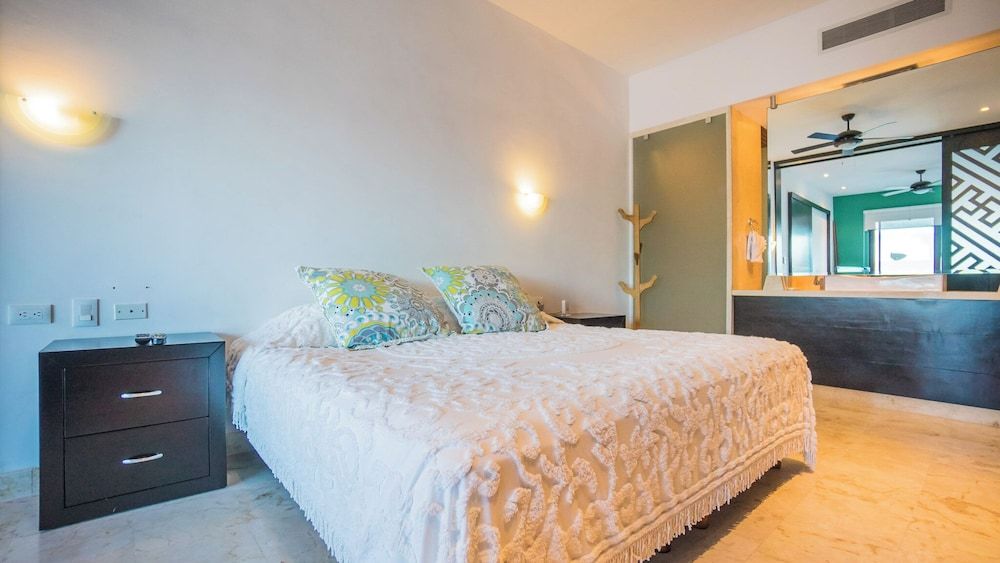 Las Brisas Condominios Deluxe Apartment, 1 Bedroom 2