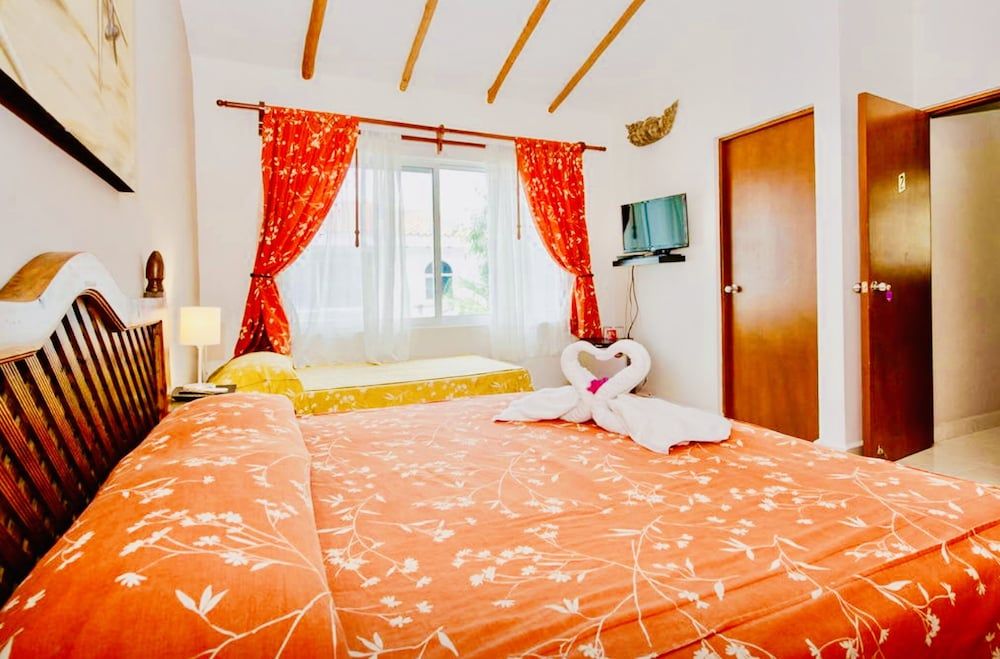 Room in B&B - Executive Comfort Room With Swimming Pool Air Conditioning and Parking Room, 1 Bedroom, Patio, Garden View 2