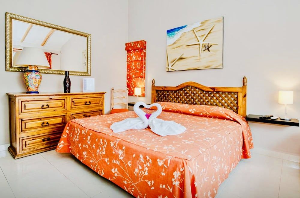 Room in B&B - Executive Comfort Room With Swimming Pool Air Conditioning and Parking Room, 1 Bedroom, Patio, Garden View