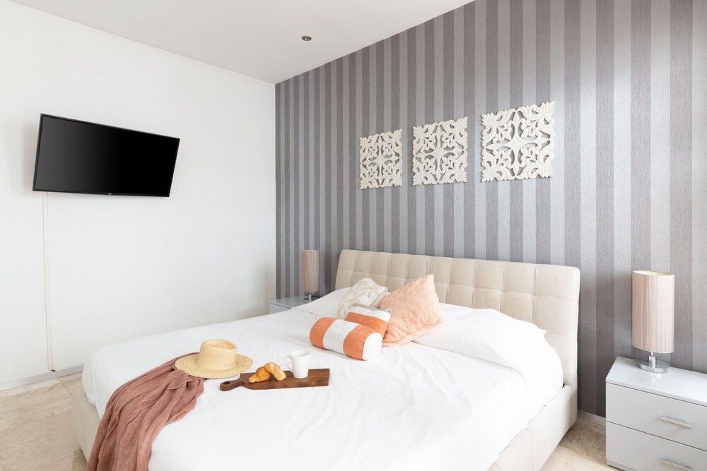 undefined Stunning 2 in 1 Apartments Ocean View Rooftop Pool Near The Beach and 5th Avenue 10