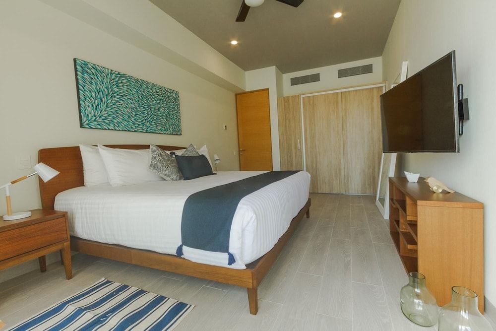 undefined Entire Modern Apartment 2 min Walk to the Beach Private Rooftop Pool 5