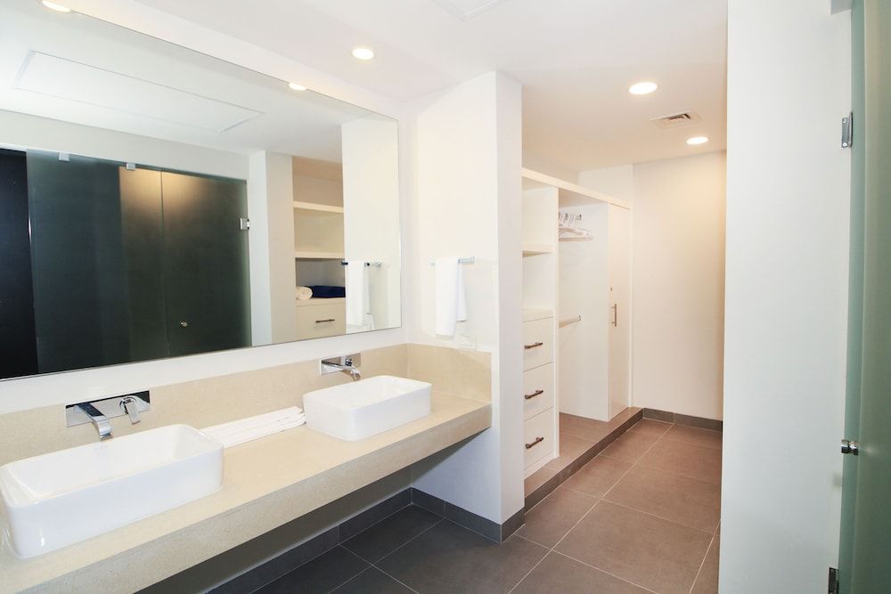 Nick Price Apartments by Spot Rentals Luxury Apartment, 2 Bedrooms, Balcony 14