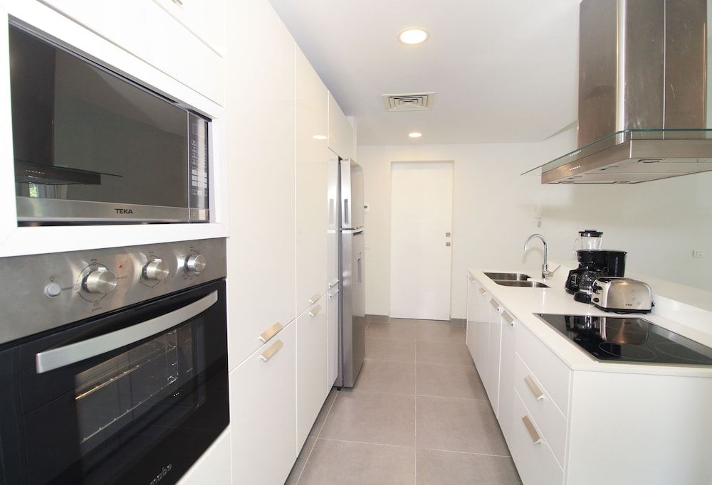 Nick Price Apartments by Spot Rentals Luxury Apartment, 2 Bedrooms, Balcony 8