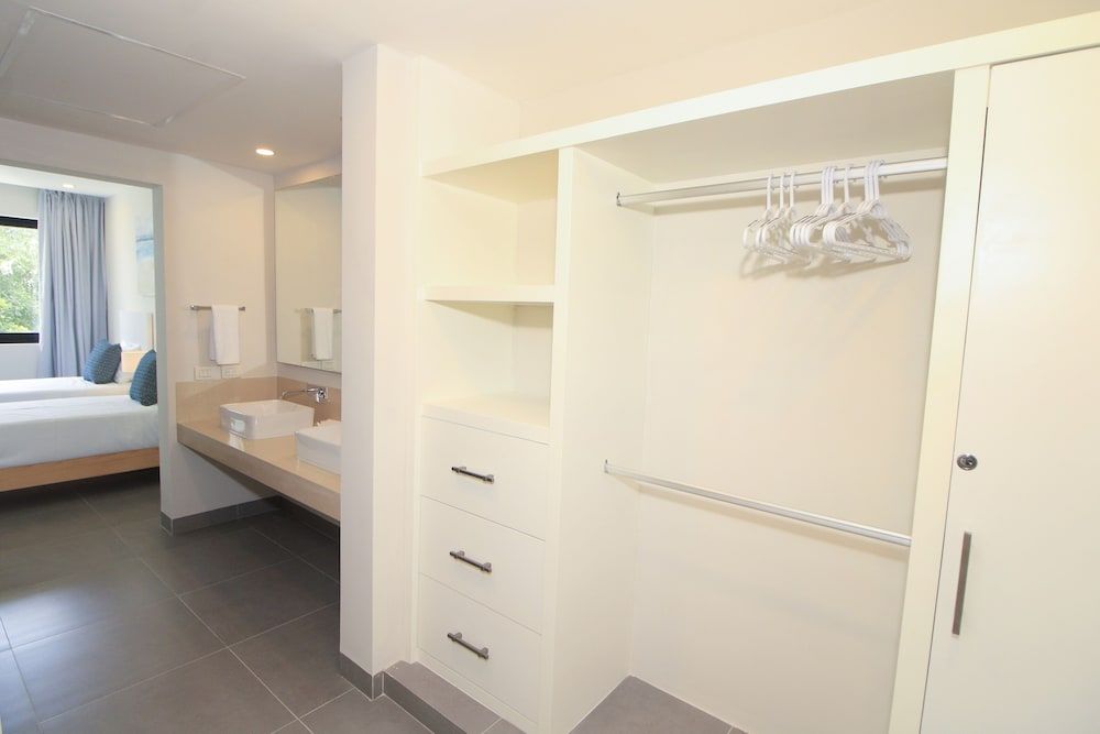 Nick Price Apartments by Spot Rentals Luxury Apartment, 2 Bedrooms, Balcony 12