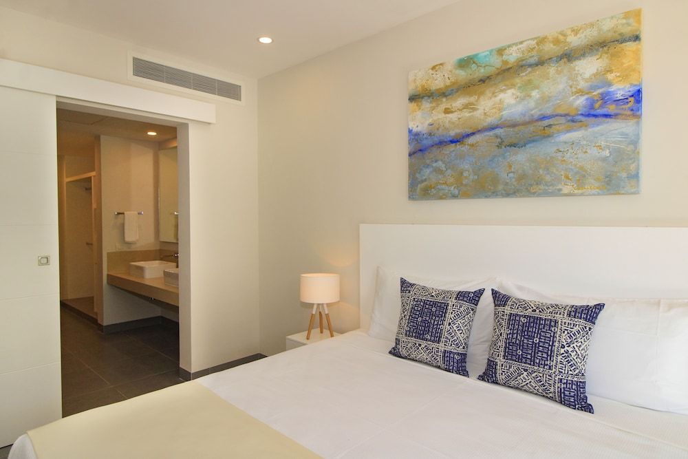 Nick Price Apartments by Spot Rentals Luxury Apartment, 2 Bedrooms, Balcony 4