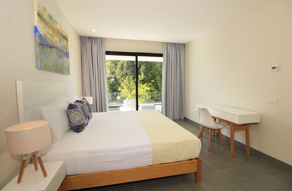 Nick Price Apartments by Spot Rentals Luxury Apartment, 2 Bedrooms, Balcony 5