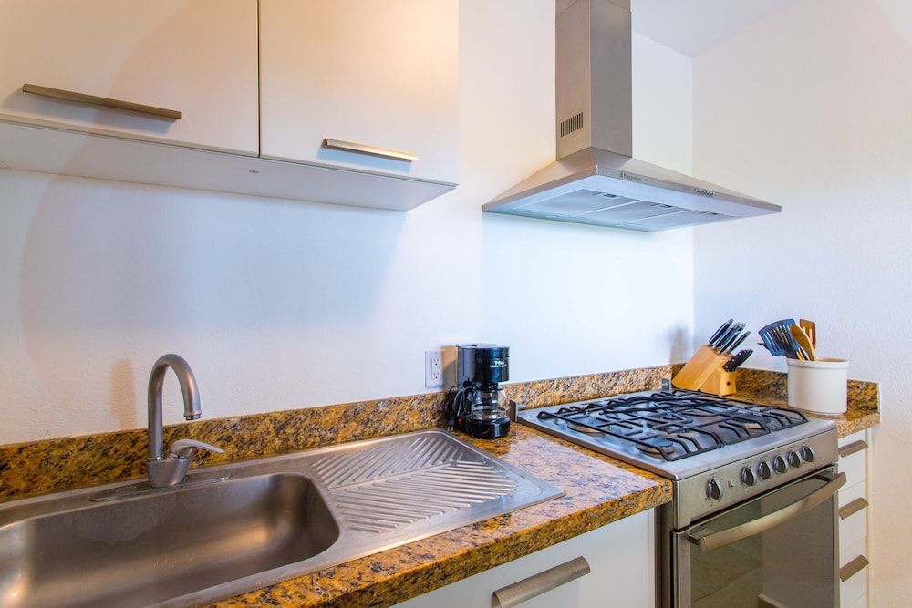 TROPICAL Beachfront 1 BDR Apartment 6