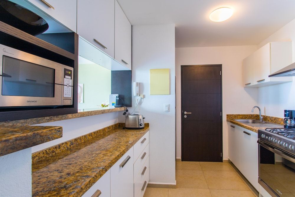 TROPICAL Beachfront 1 BDR Apartment 5