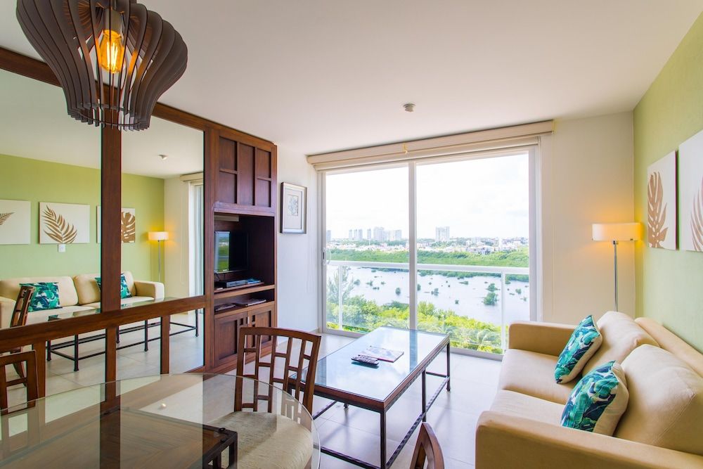 TROPICAL Beachfront 1 BDR Apartment 9