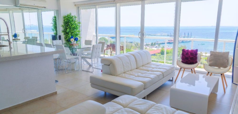 undefined MARINA Beachfront 2 BDR- Amazing Oceanview