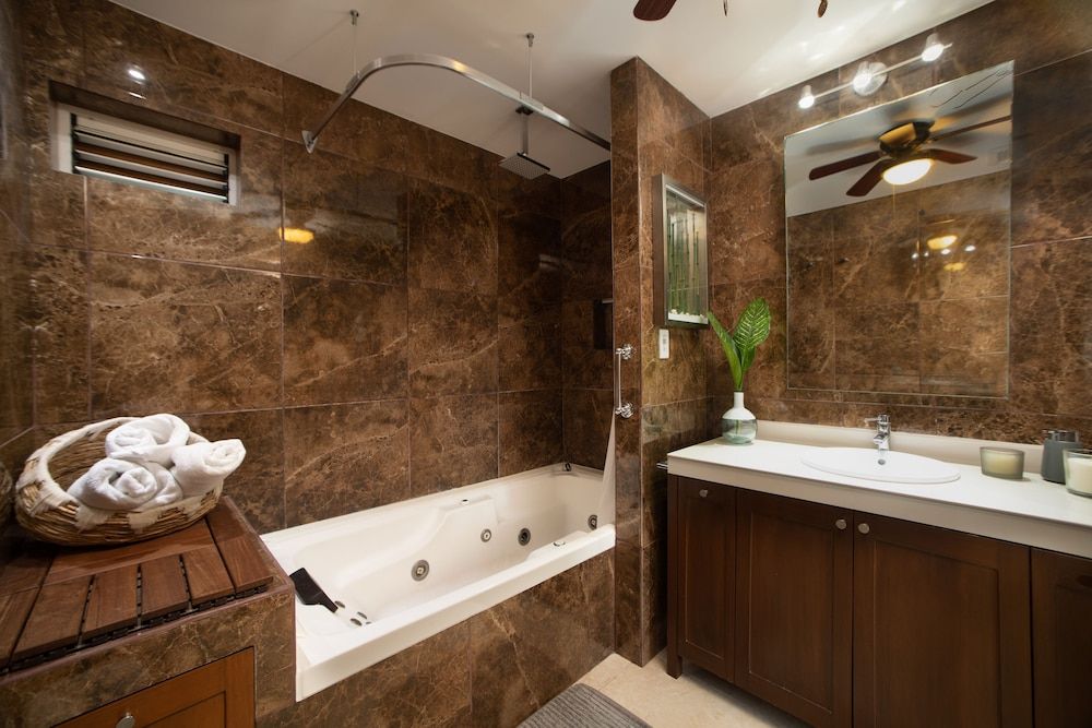 ARENA Stunning 2 BDR Beachfront- Designer Vibes Apartment 12