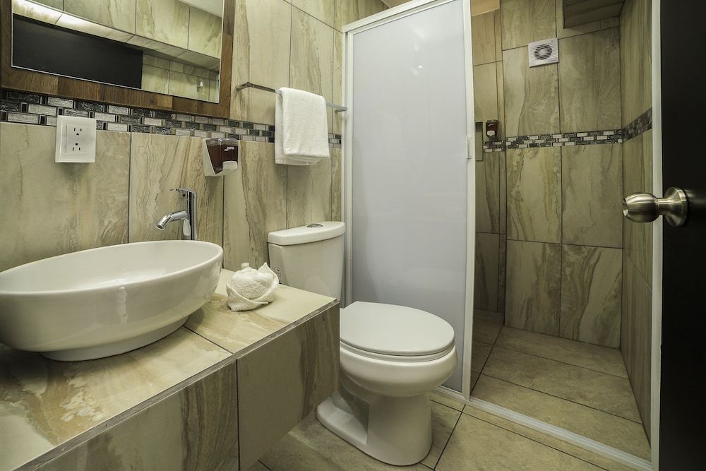 Capital O Hotel Boutique Las Torres Standard Room, 2 Queen Beds 4