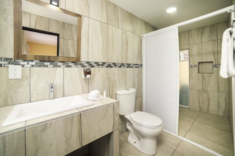 Capital O Hotel Boutique Las Torres Standard Room (Three beds) 6