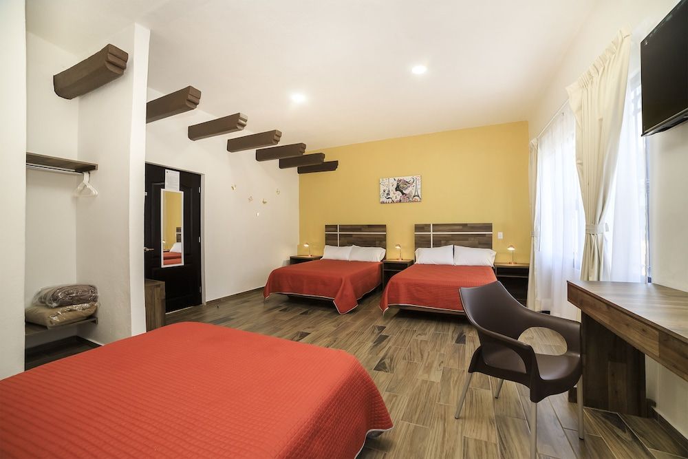 Capital O Hotel Boutique Las Torres Standard Room (Three beds) 5