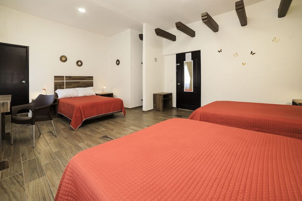 Capital O Hotel Boutique Las Torres Standard Room (Three beds) 4