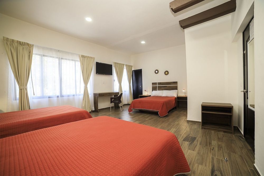 Capital O Hotel Boutique Las Torres Standard Room (Three beds) 2