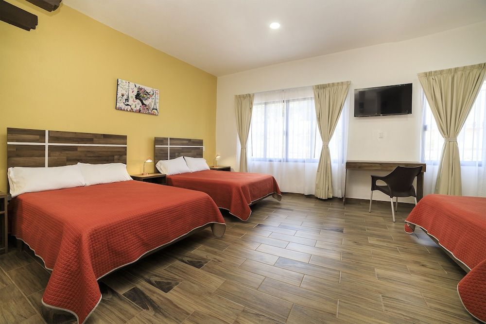 Capital O Hotel Boutique Las Torres Standard Room (Three beds)
