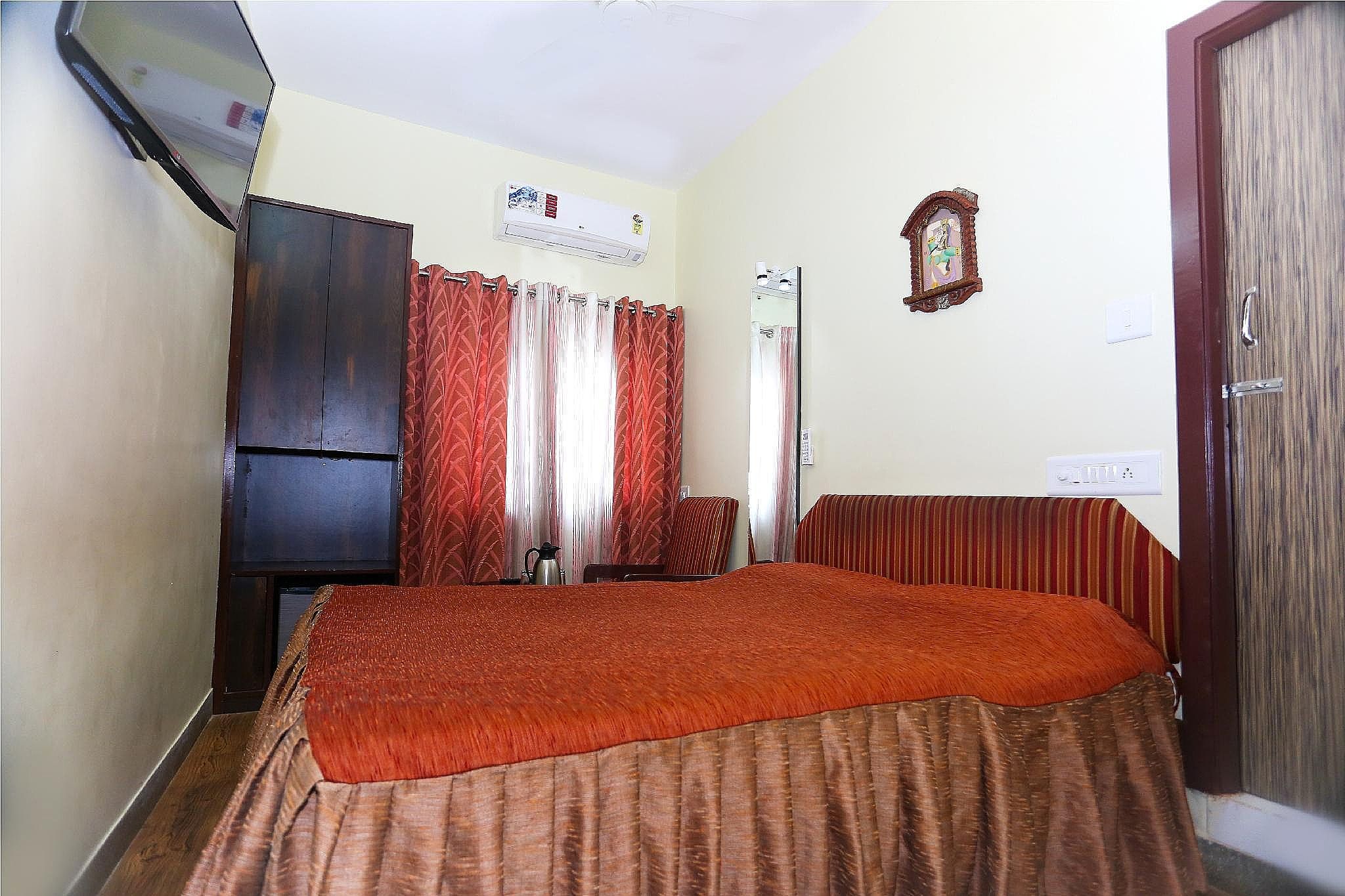 Hotel Padmini Palace Standard 95sqft. Compact Room (Queen Sized Bed) 12