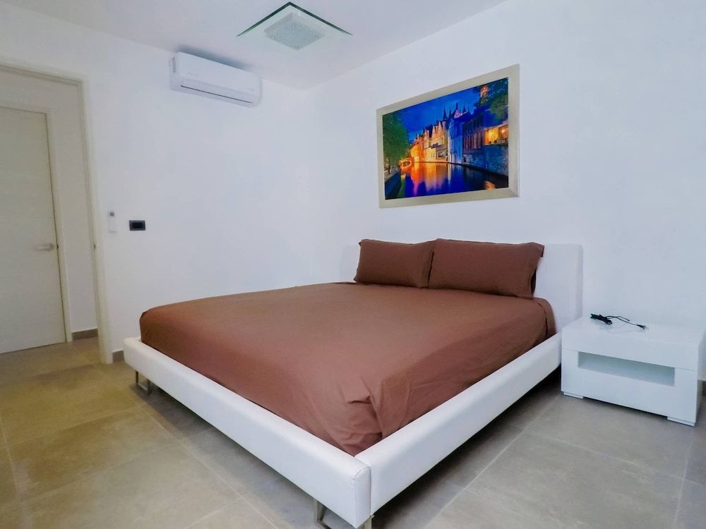 Condo, 2 Bedrooms, Balcony, City View