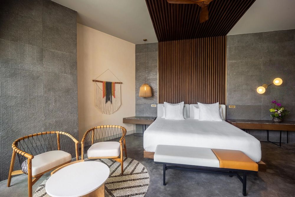 Preferred Club Junior Suite, Swim Out, King Bed