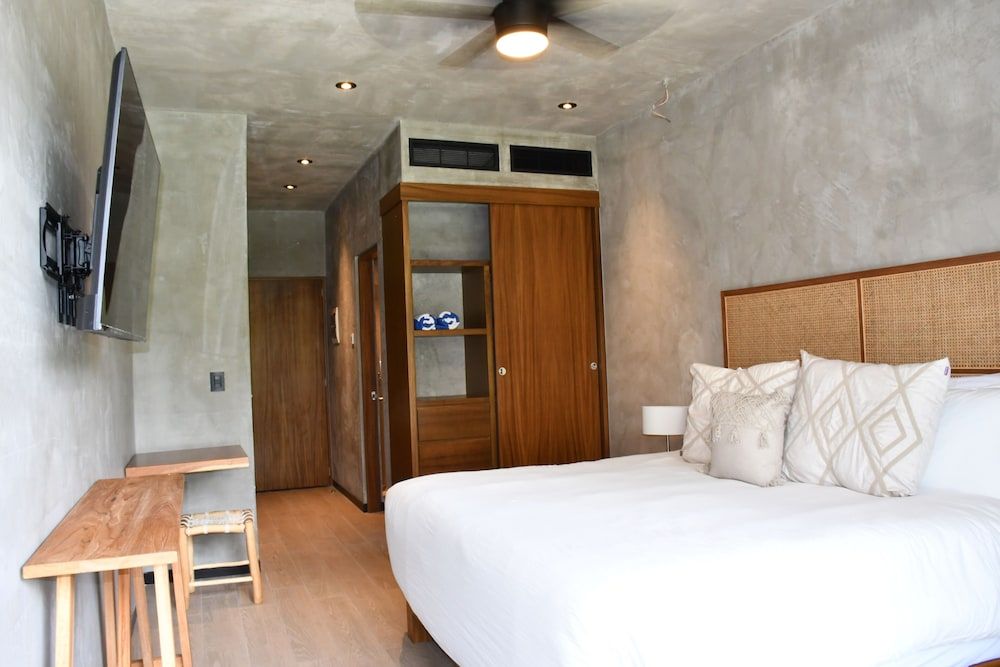 Deluxe Studio Suite, 1 King Bed, Balcony