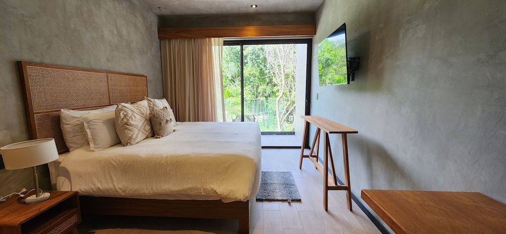 Deluxe Studio Suite, 1 King Bed, Balcony