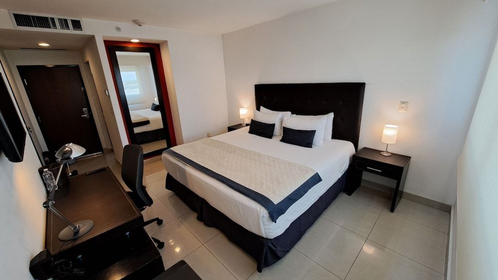Hotel México Plaza Celaya Standard Room, 1 King Bed 3