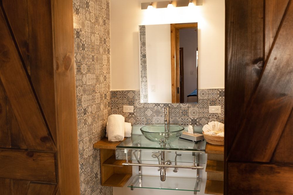 Ojo Azul Resort Deluxe Single Room, 1 King Bed, Garden View 4