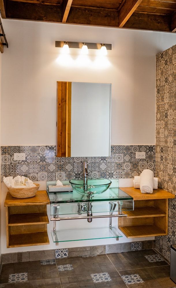 Ojo Azul Resort Deluxe Single Room, 1 King Bed, Patio, Vineyard View 2