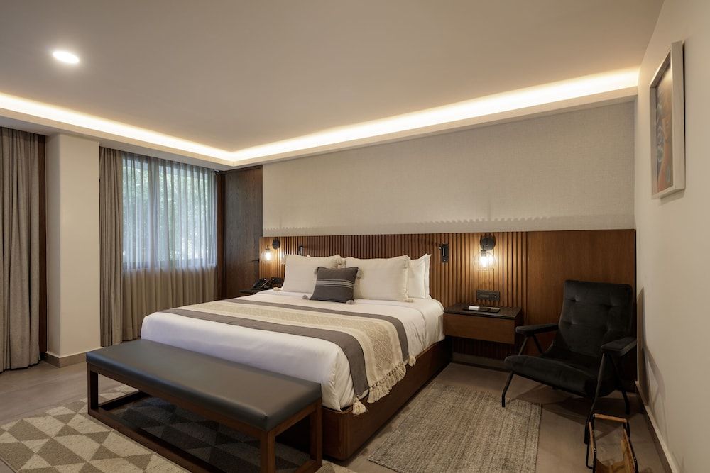 Room (Master)