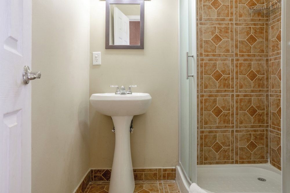 Capital O Hotel Villa Azura Standard Double Room, 1 Double Bed 8