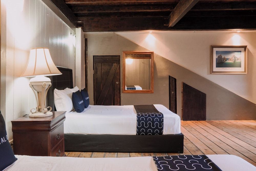 Capital O Hotel Villa Azura Standard Quadruple Room, 2 Double Beds 4