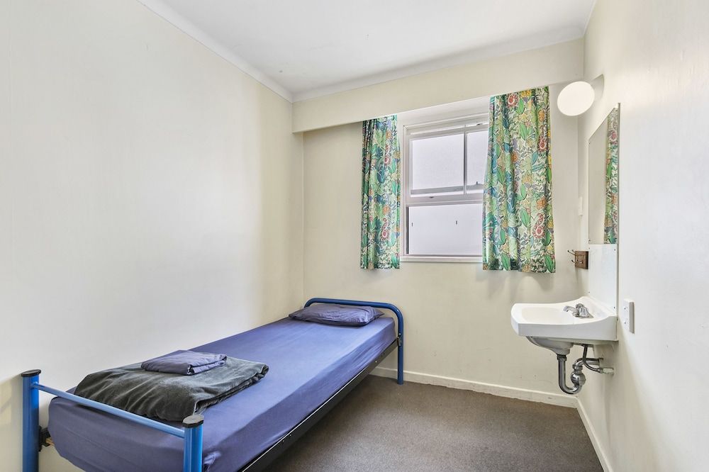 Queen Street Backpackers Single Room, Shared Bathroom